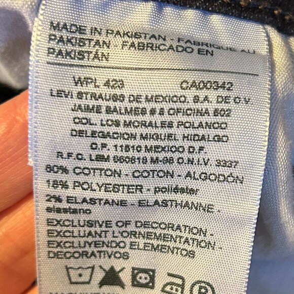 Levi's signature Denim Modern Capri roll-cuff dark wash jeans.  Women's size 18W - Picture 7 of 8